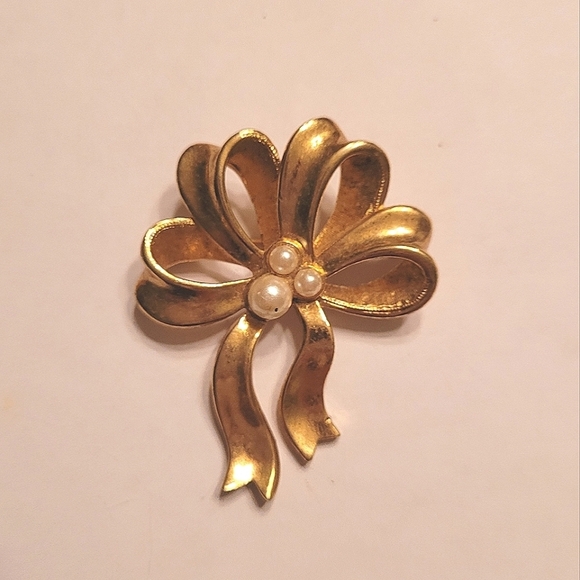 Vintage Gold and Faux Pearl Brooch - Picture 2 of 4